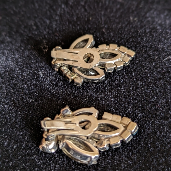 Vintage 50's Clip Earrings with Smoky/Aurora Borealis Stones and Silver Tone - Picture 6 of 8